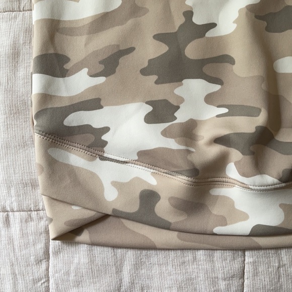 Camo Sweatshirt Short Sleeve XS NWT Sand Gray White - Picture 3 of 9